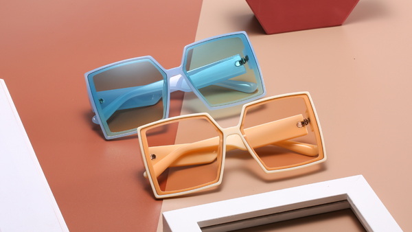 Многоцветные солнцезащитные очки в большой квадратной оправе