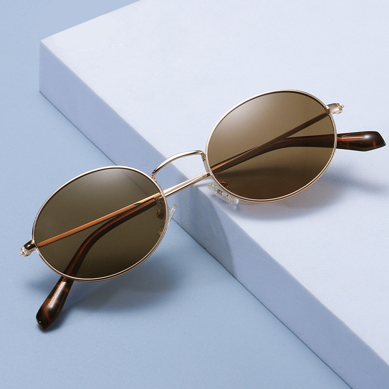 Nuevas gafas de sol polarizadas de moda con montura redonda.